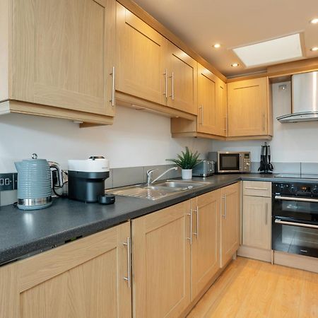 Starhost Residences - Central 3 Bed Apartment At Regents Court, Newbury 뉴버리 외부 사진