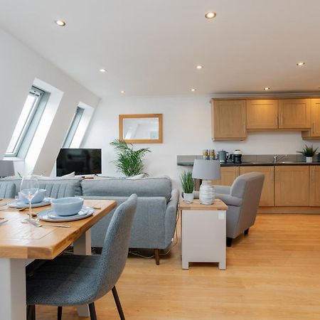 Starhost Residences - Central 3 Bed Apartment At Regents Court, Newbury 뉴버리 외부 사진