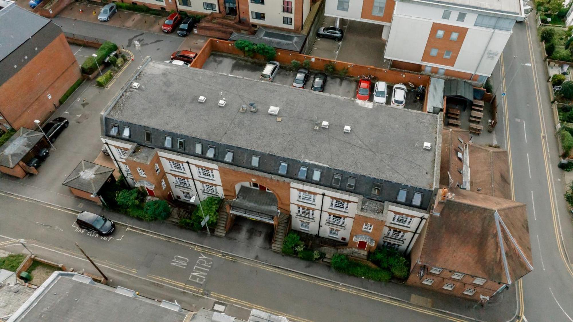 Starhost Residences - Central 3 Bed Apartment At Regents Court, Newbury 뉴버리 외부 사진