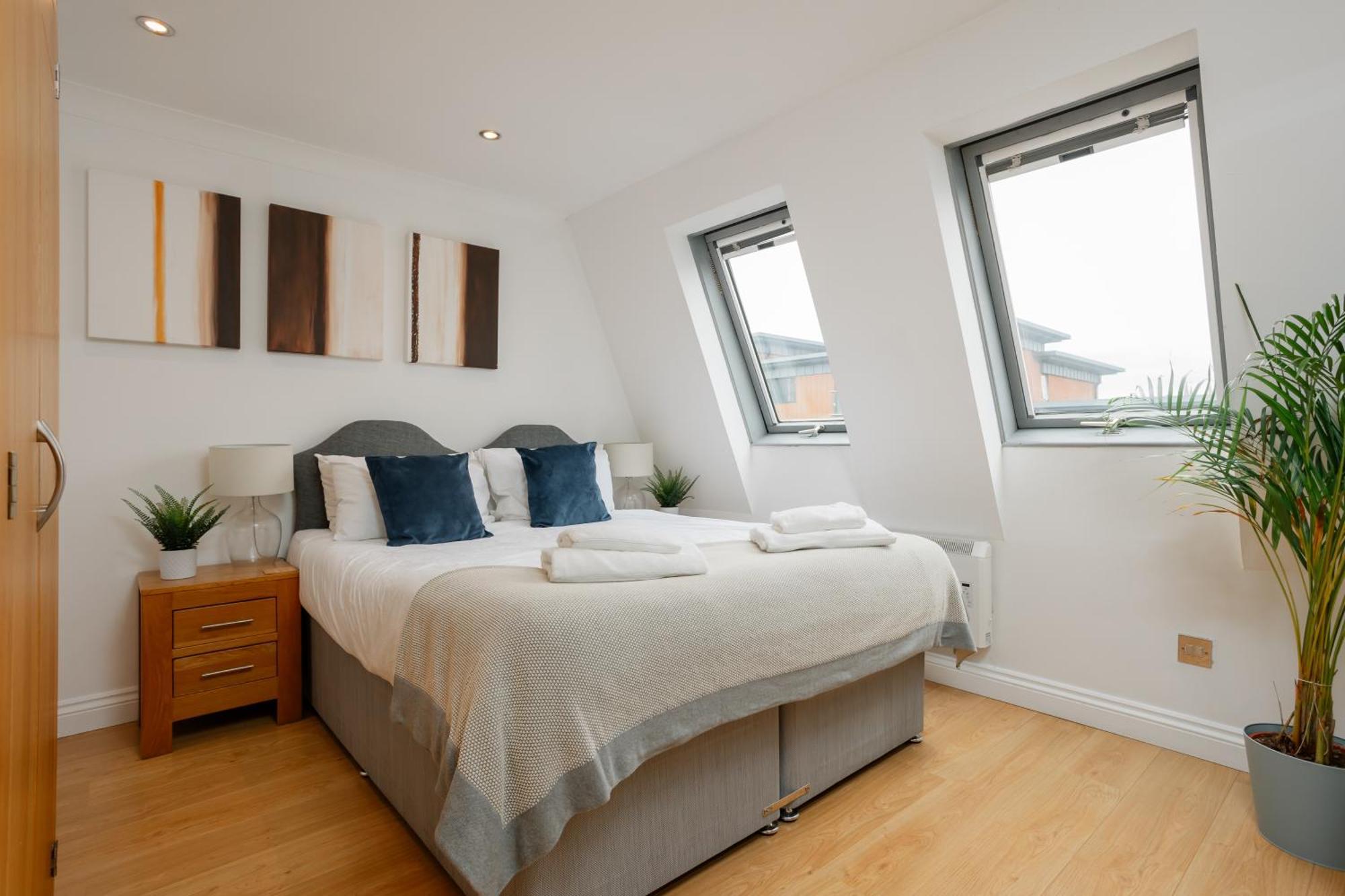 Starhost Residences - Central 3 Bed Apartment At Regents Court, Newbury 뉴버리 외부 사진