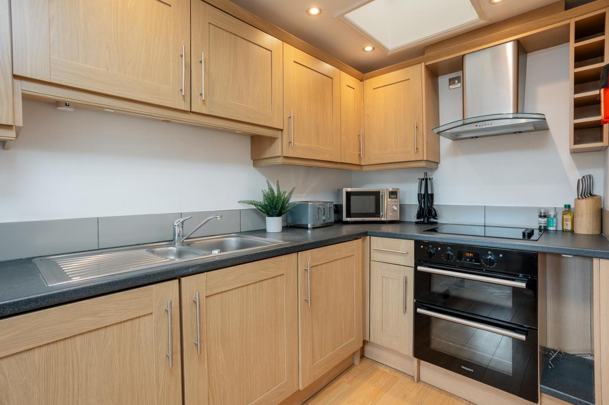 Starhost Residences - Central 3 Bed Apartment At Regents Court, Newbury 뉴버리 외부 사진