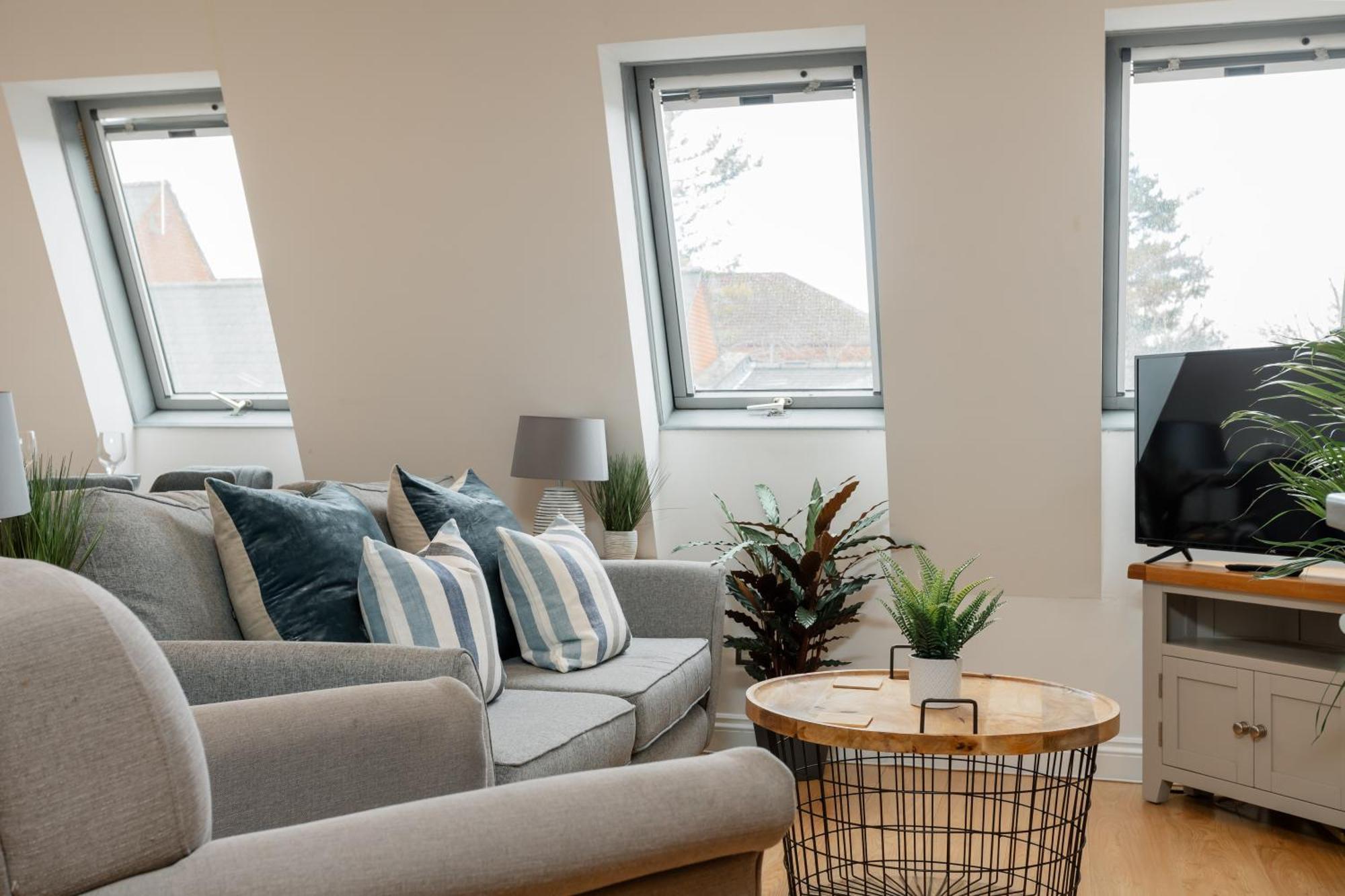 Starhost Residences - Central 3 Bed Apartment At Regents Court, Newbury 뉴버리 외부 사진