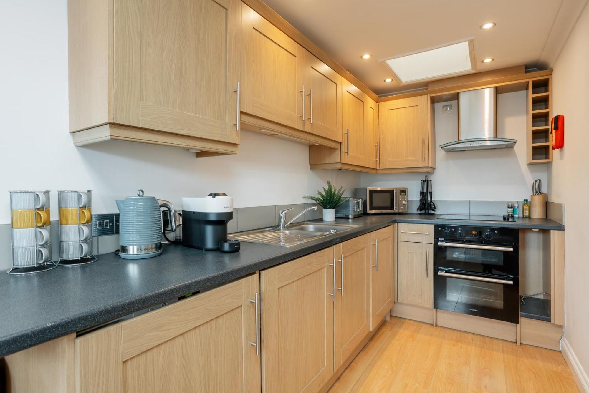 Starhost Residences - Central 3 Bed Apartment At Regents Court, Newbury 뉴버리 외부 사진