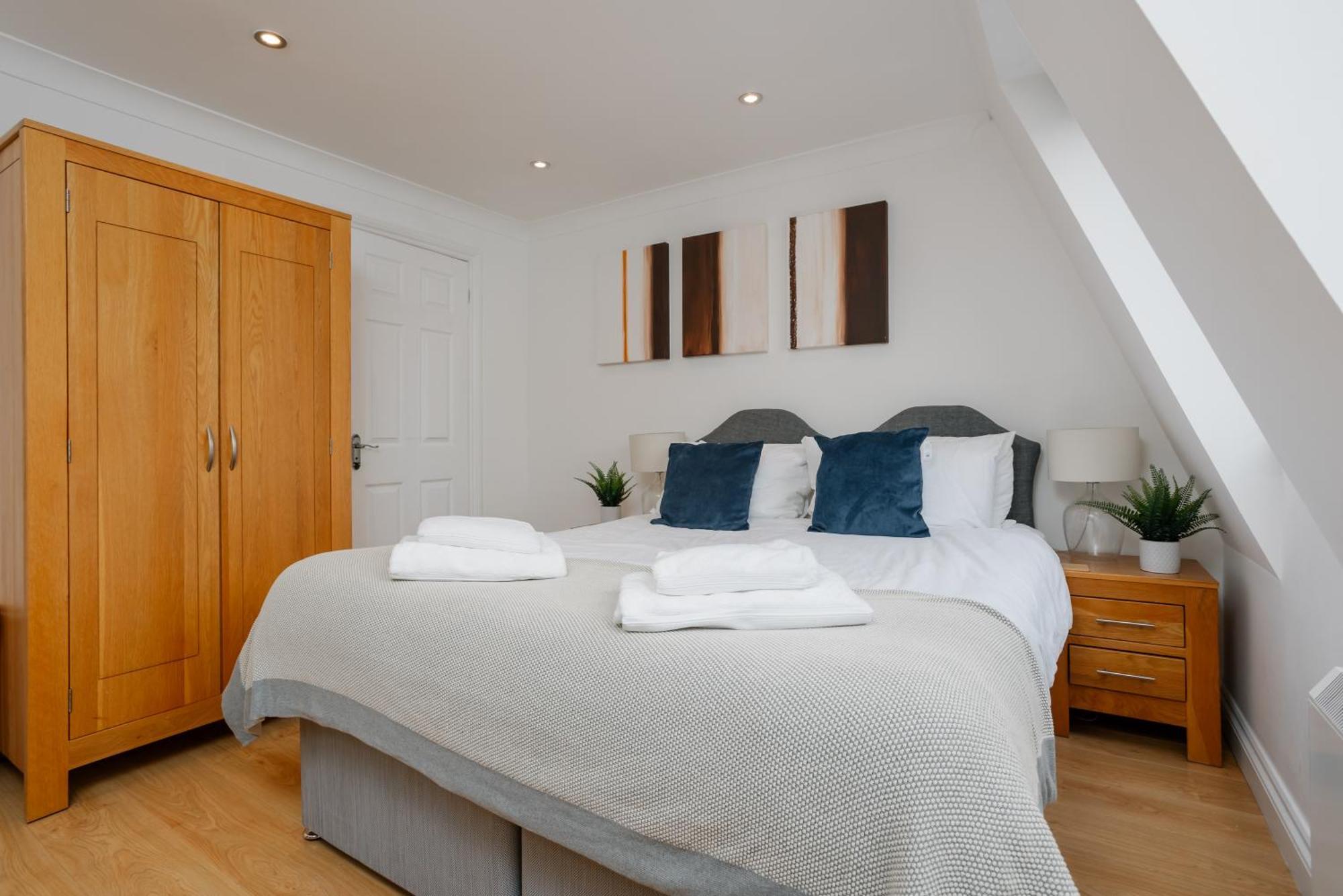 Starhost Residences - Central 3 Bed Apartment At Regents Court, Newbury 뉴버리 외부 사진