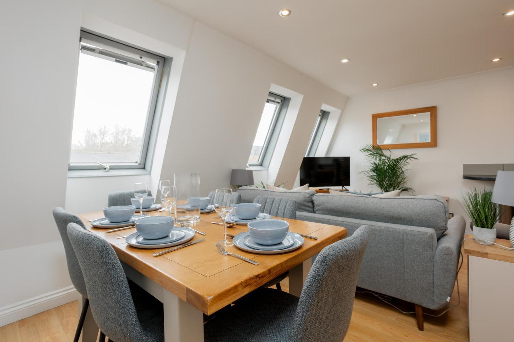 Starhost Residences - Central 3 Bed Apartment At Regents Court, Newbury 뉴버리 외부 사진