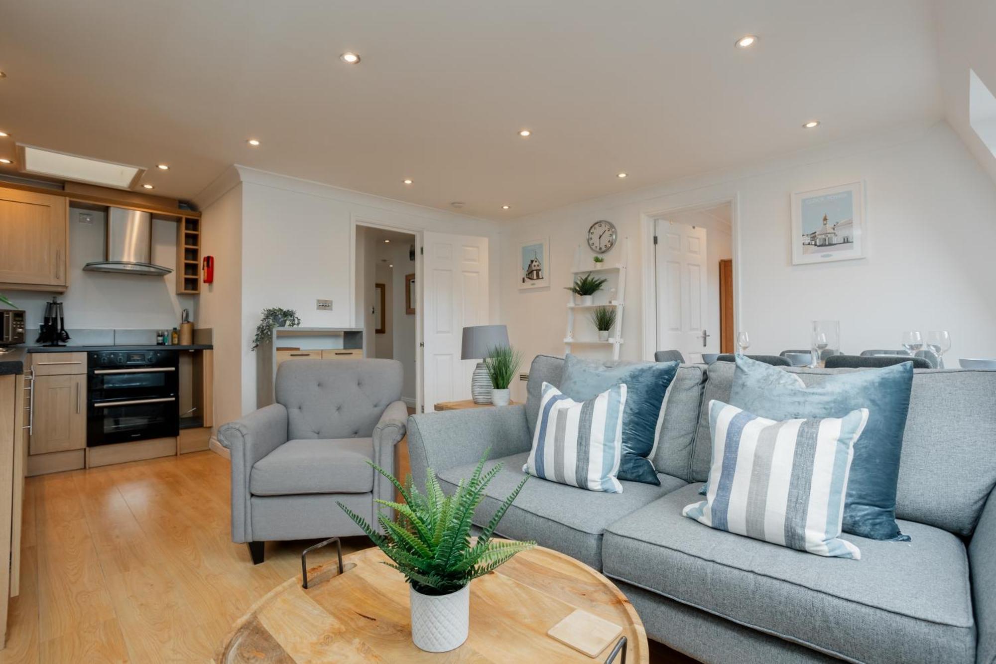 Starhost Residences - Central 3 Bed Apartment At Regents Court, Newbury 뉴버리 외부 사진