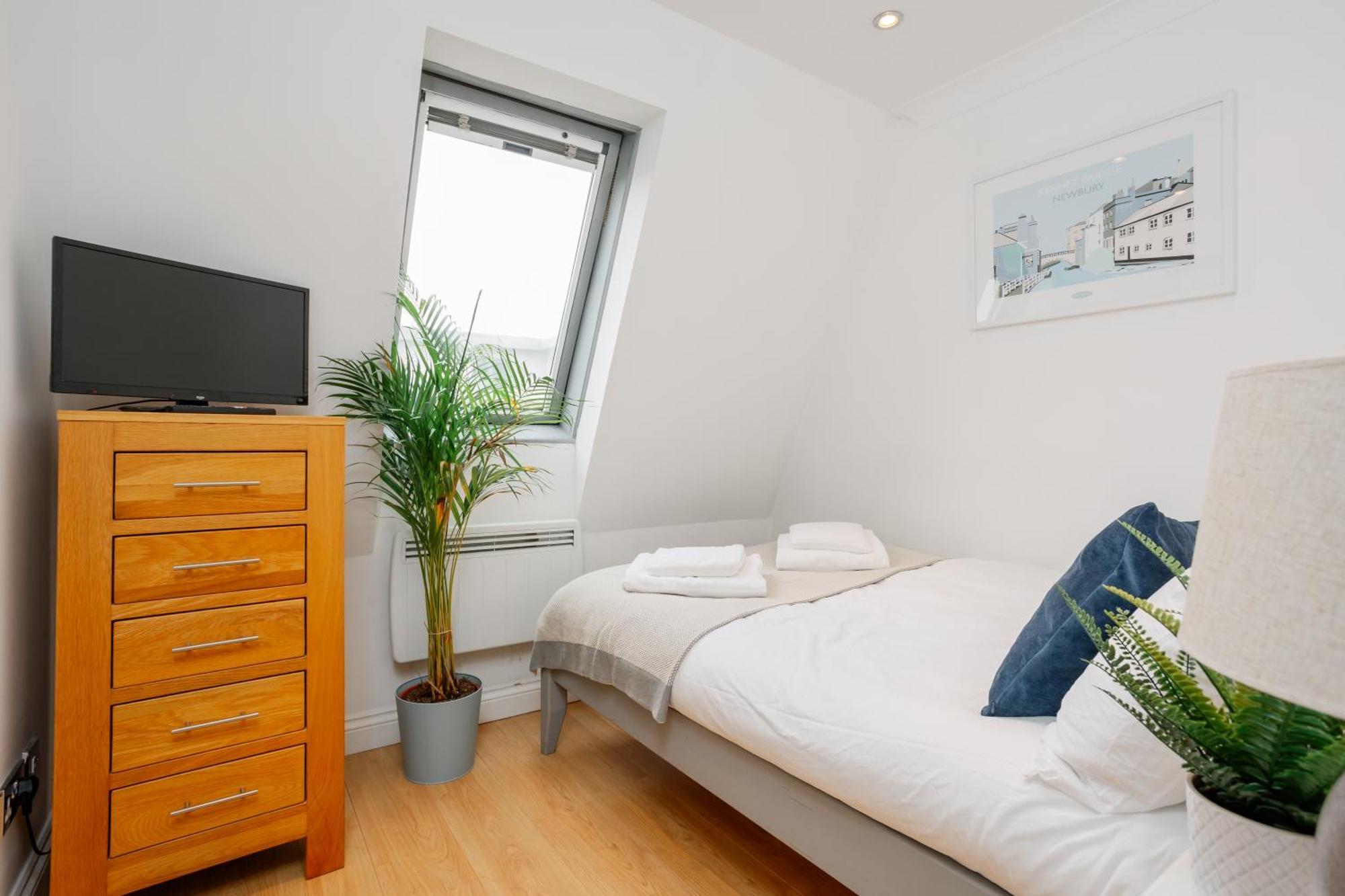Starhost Residences - Central 3 Bed Apartment At Regents Court, Newbury 뉴버리 외부 사진