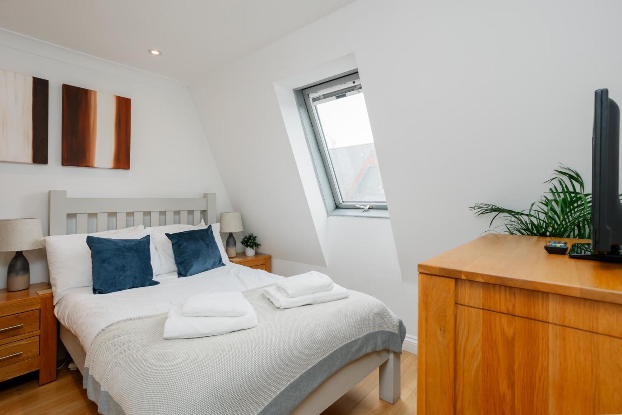 Starhost Residences - Central 3 Bed Apartment At Regents Court, Newbury 뉴버리 외부 사진