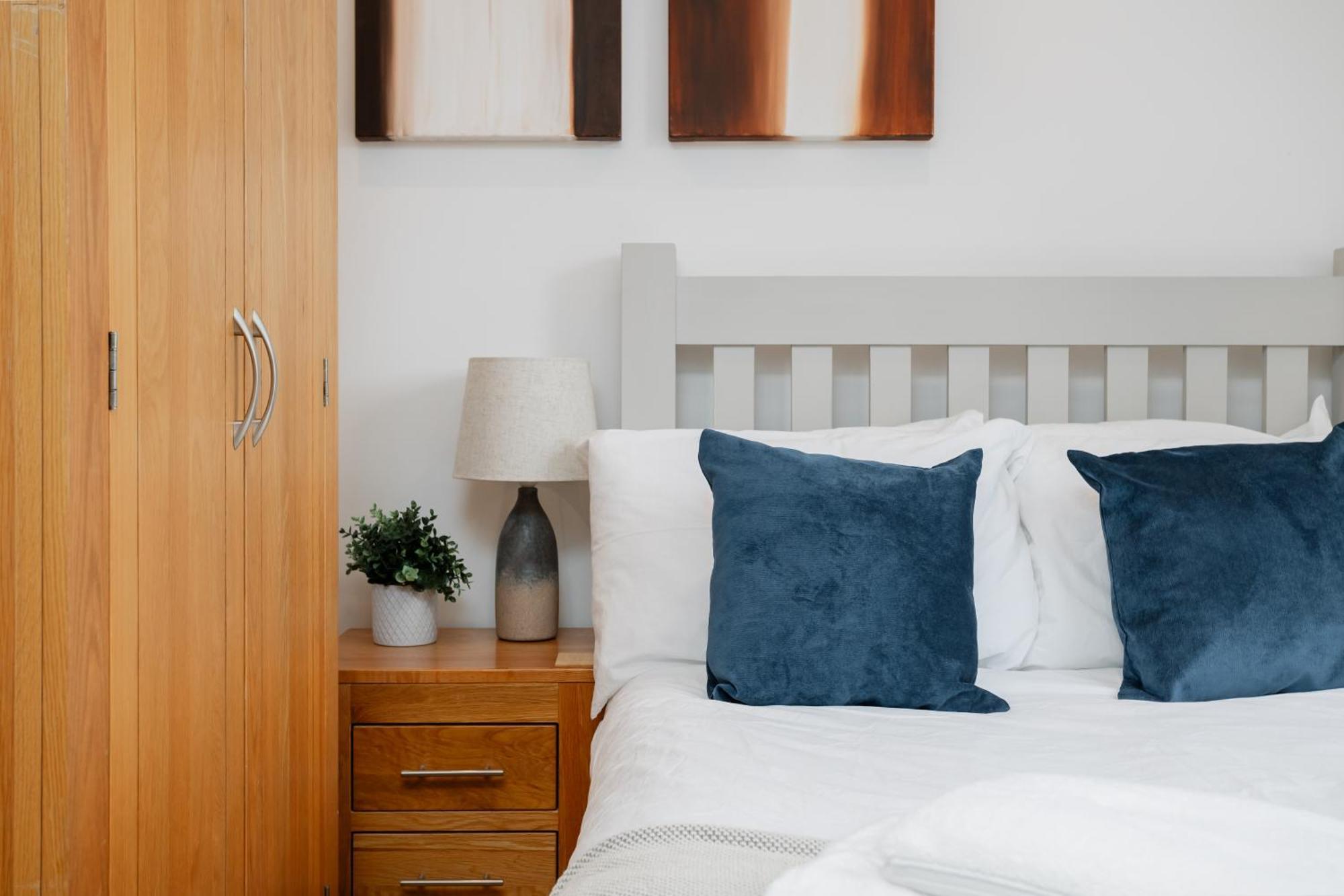 Starhost Residences - Central 3 Bed Apartment At Regents Court, Newbury 뉴버리 외부 사진