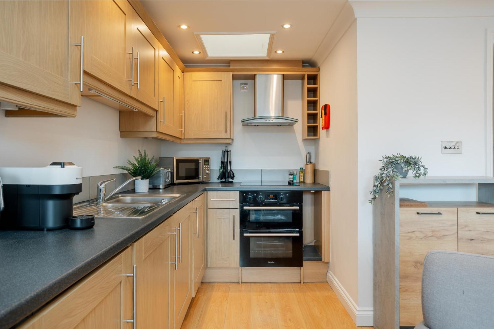 Starhost Residences - Central 3 Bed Apartment At Regents Court, Newbury 뉴버리 외부 사진