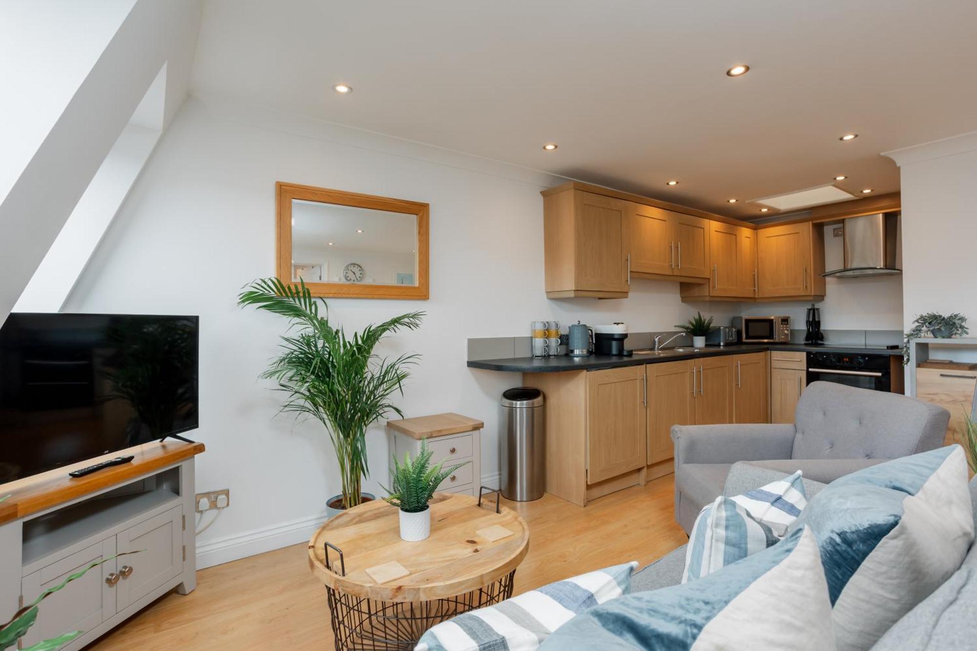 Starhost Residences - Central 3 Bed Apartment At Regents Court, Newbury 뉴버리 외부 사진