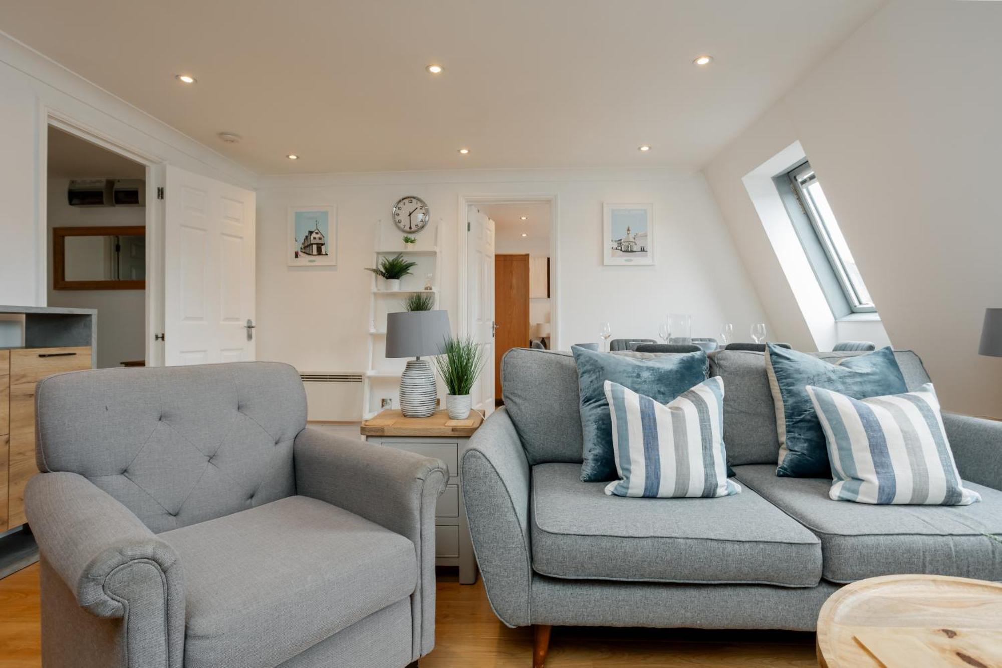 Starhost Residences - Central 3 Bed Apartment At Regents Court, Newbury 뉴버리 외부 사진