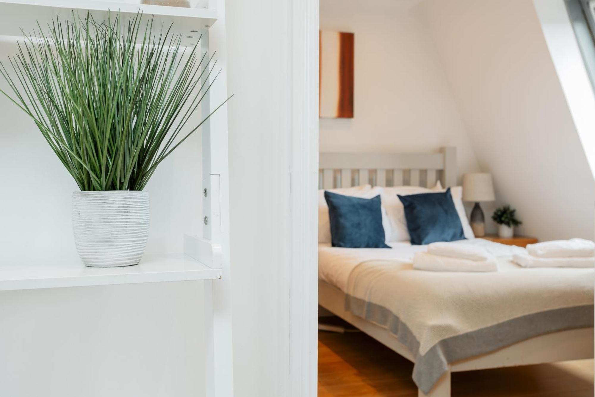 Starhost Residences - Central 3 Bed Apartment At Regents Court, Newbury 뉴버리 외부 사진