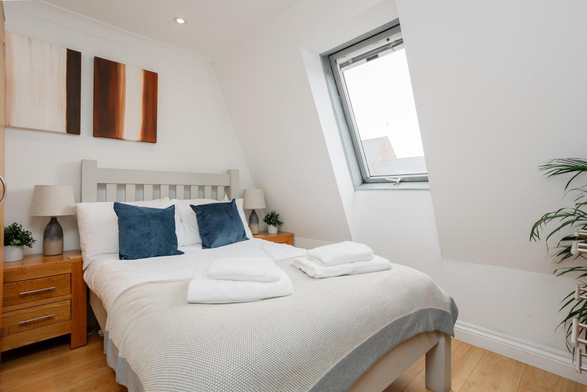 Starhost Residences - Central 3 Bed Apartment At Regents Court, Newbury 뉴버리 외부 사진