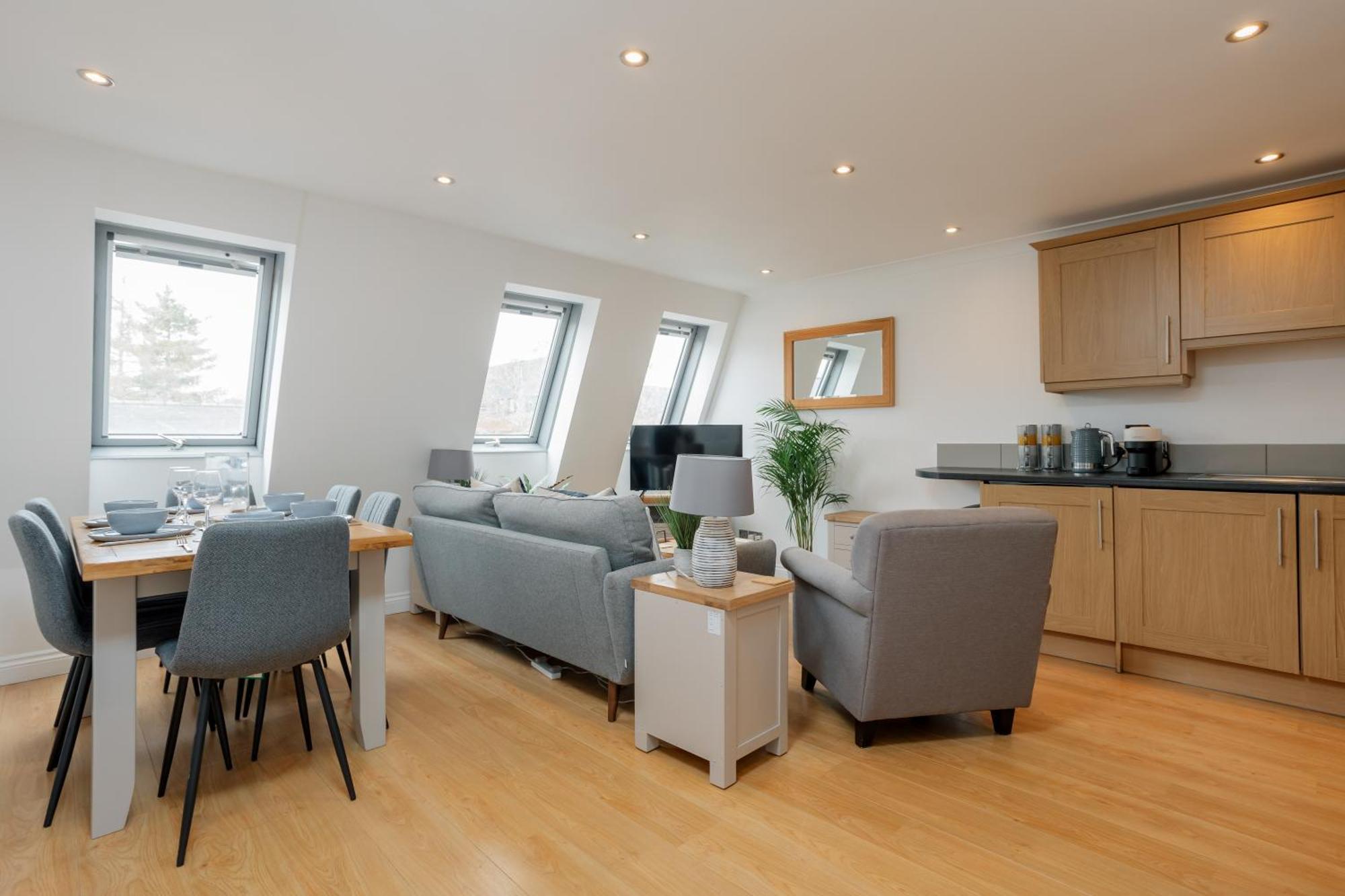 Starhost Residences - Central 3 Bed Apartment At Regents Court, Newbury 뉴버리 외부 사진