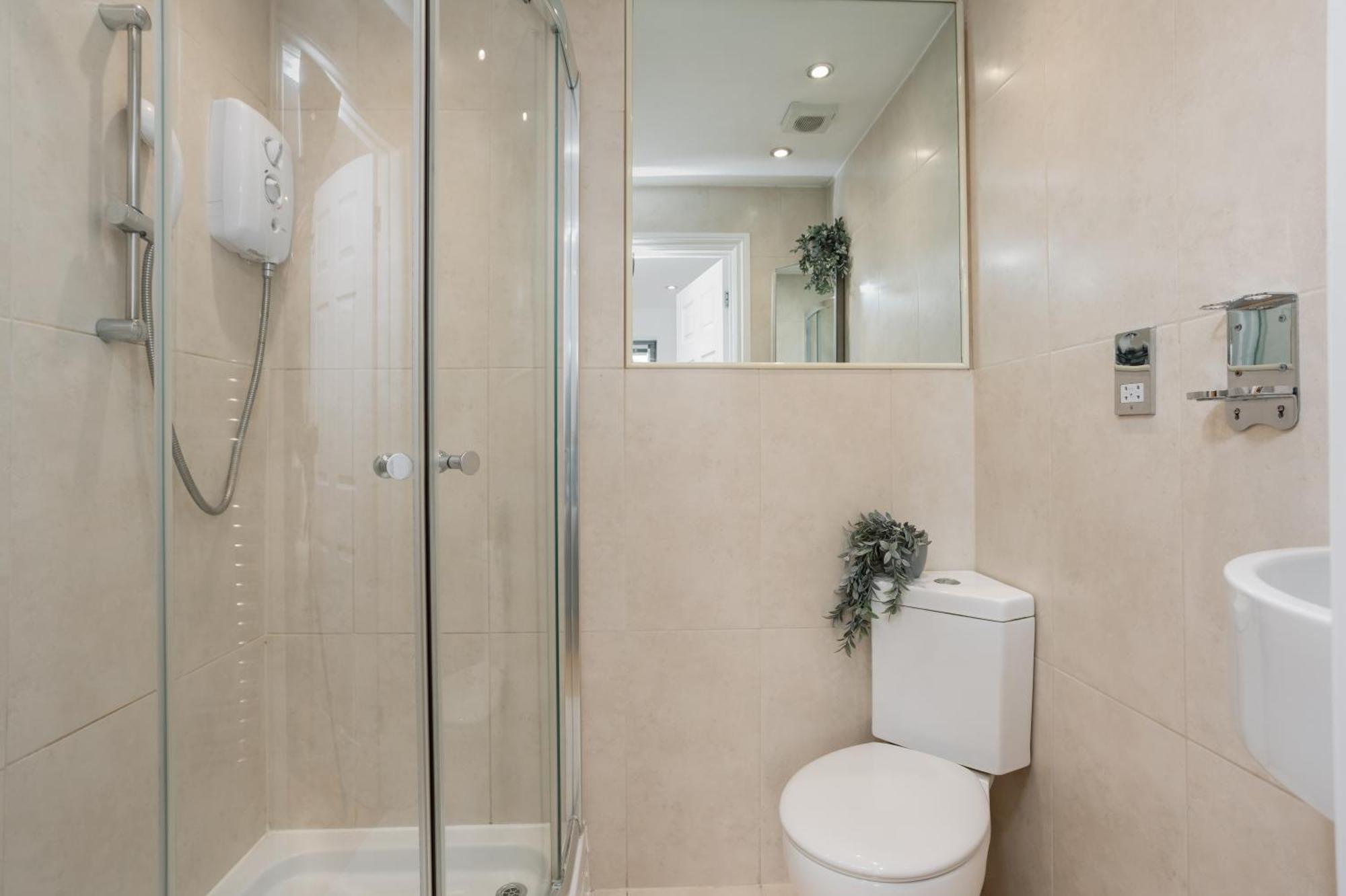 Starhost Residences - Central 3 Bed Apartment At Regents Court, Newbury 뉴버리 외부 사진