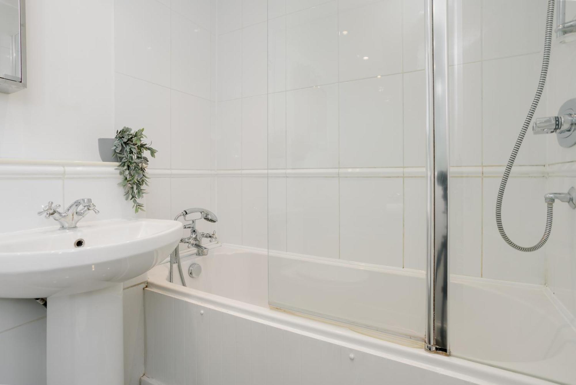 Starhost Residences - Central 3 Bed Apartment At Regents Court, Newbury 뉴버리 외부 사진