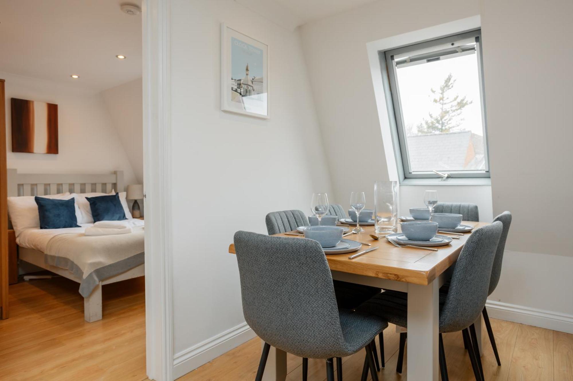 Starhost Residences - Central 3 Bed Apartment At Regents Court, Newbury 뉴버리 외부 사진