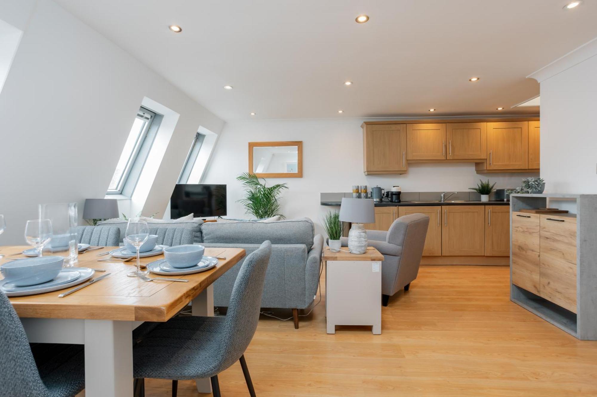 Starhost Residences - Central 3 Bed Apartment At Regents Court, Newbury 뉴버리 외부 사진