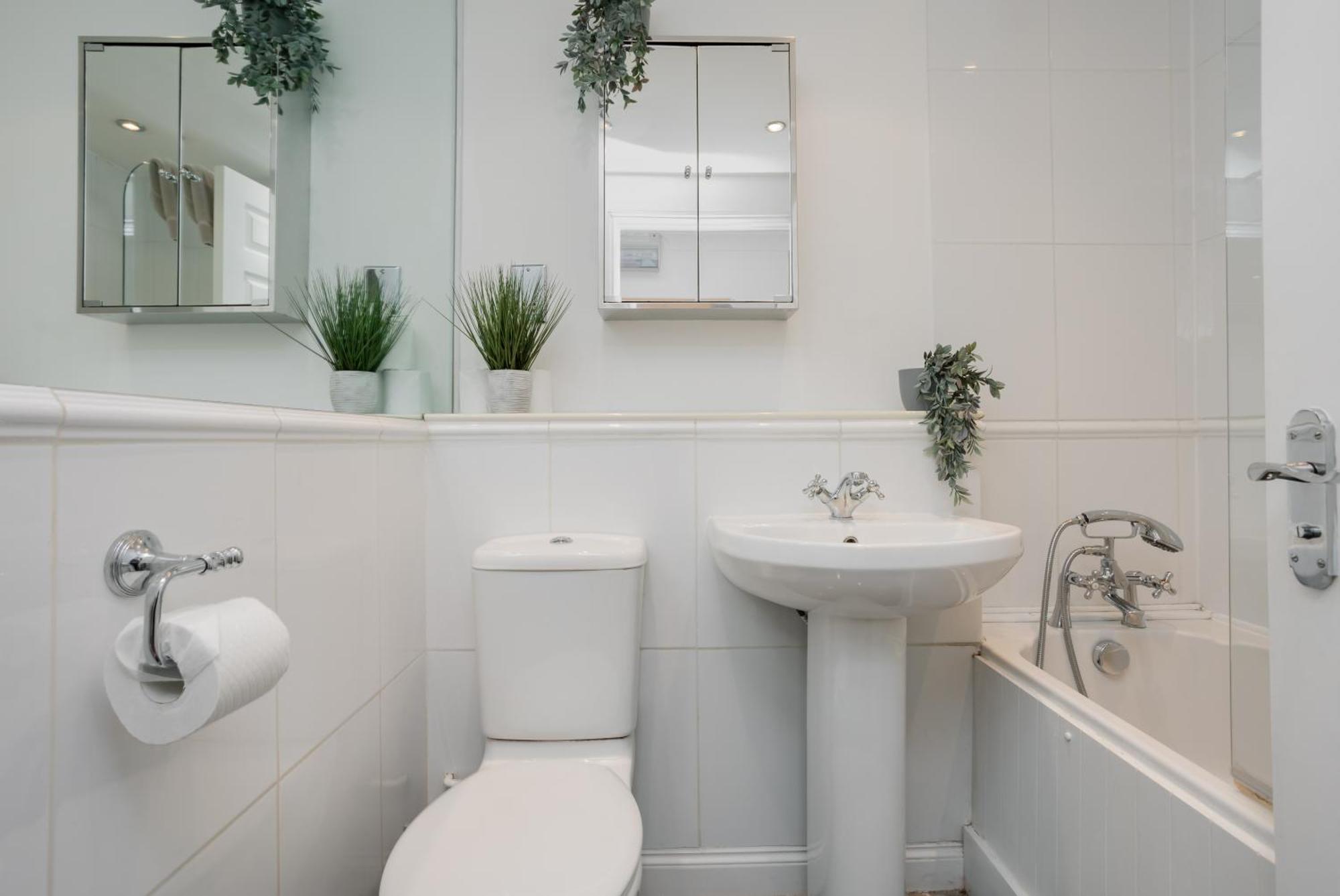Starhost Residences - Central 3 Bed Apartment At Regents Court, Newbury 뉴버리 외부 사진