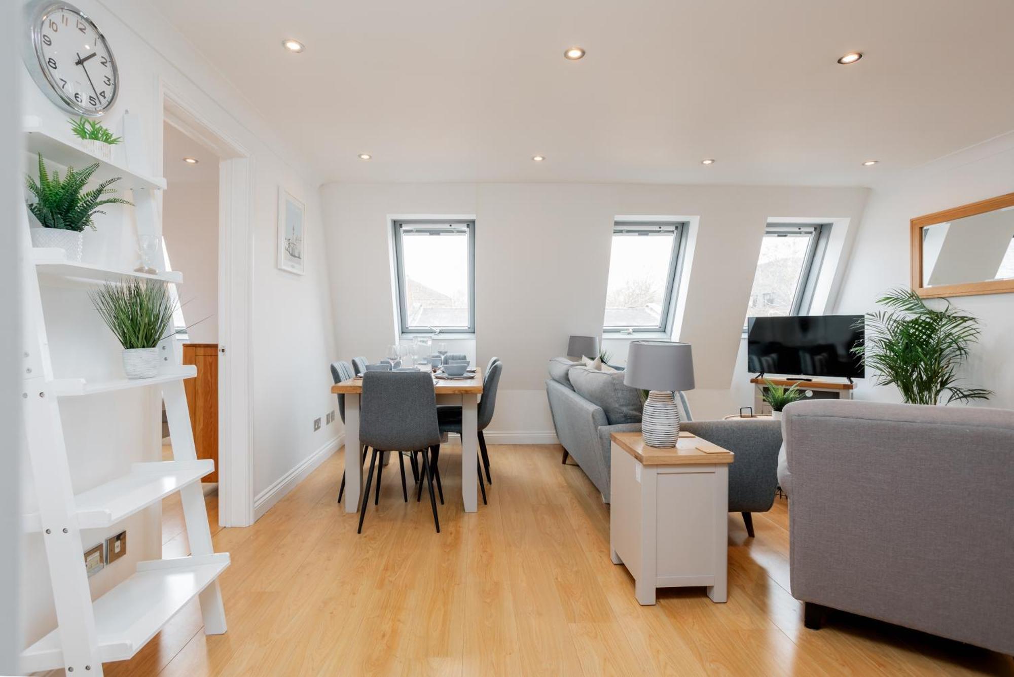 Starhost Residences - Central 3 Bed Apartment At Regents Court, Newbury 뉴버리 외부 사진