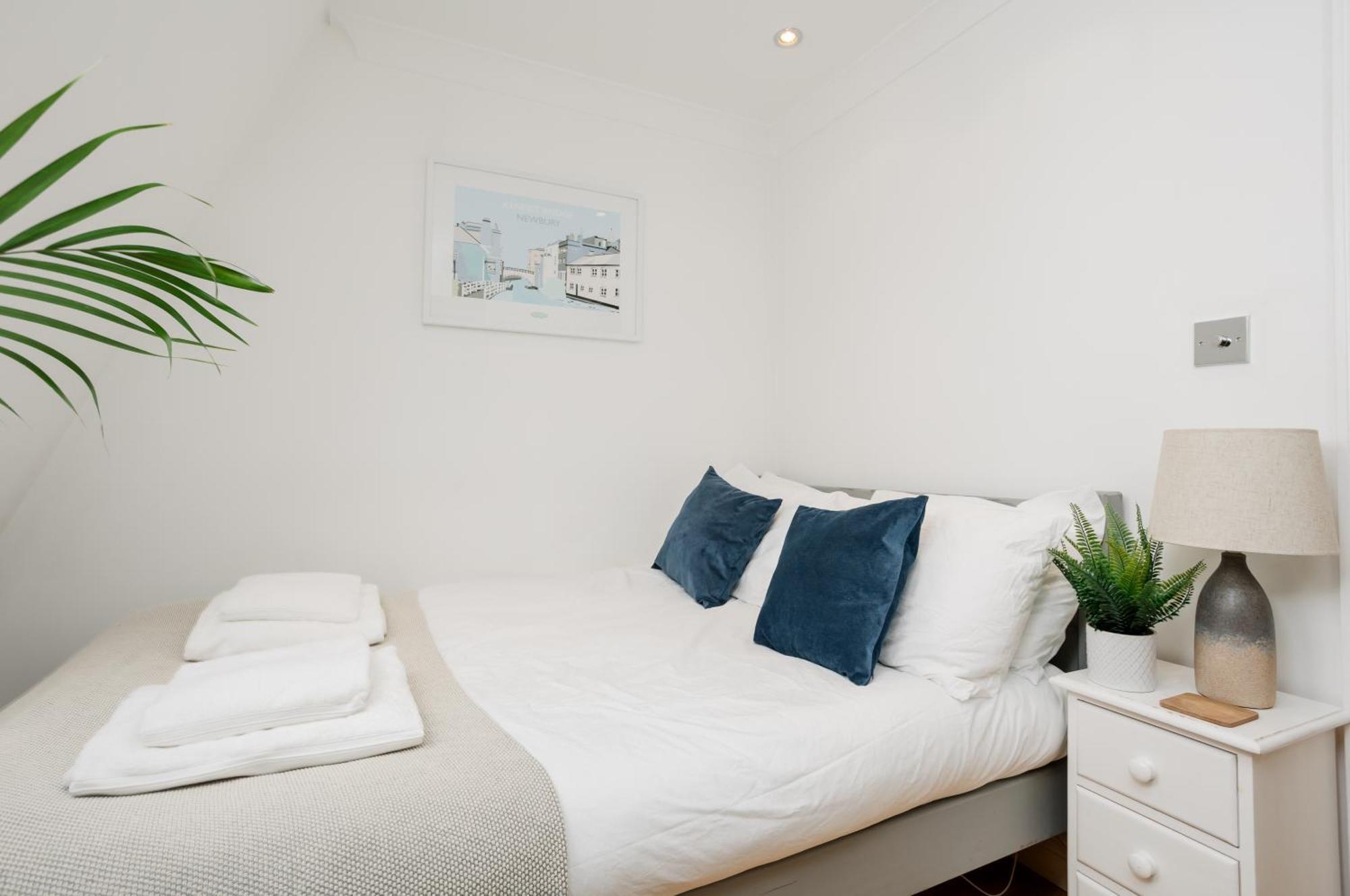 Starhost Residences - Central 3 Bed Apartment At Regents Court, Newbury 뉴버리 외부 사진