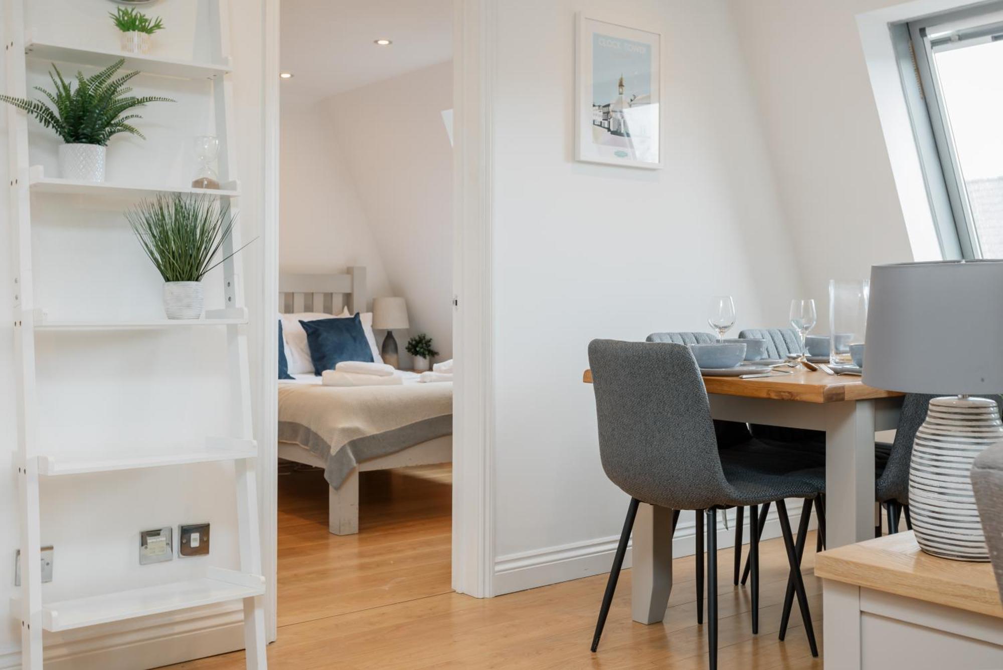Starhost Residences - Central 3 Bed Apartment At Regents Court, Newbury 뉴버리 외부 사진